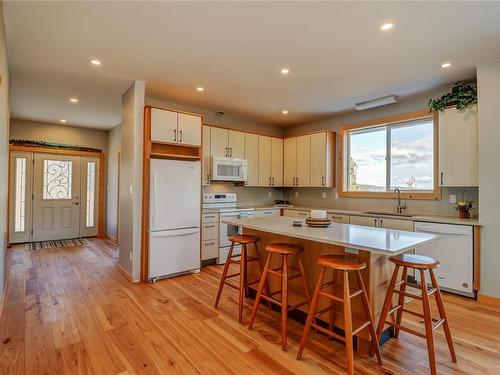 850 Lanqvist Rd, Hyde Creek, BC - Indoor Photo Showing Kitchen