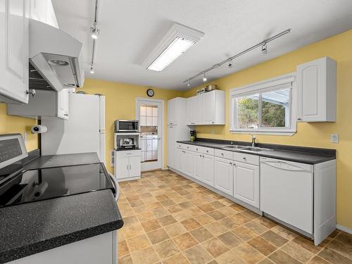 630 Williams Rd, Courtenay, BC - Indoor Photo Showing Kitchen With Fireplace