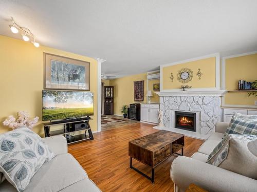 630 Williams Rd, Courtenay, BC - Indoor Photo Showing Living Room With Fireplace