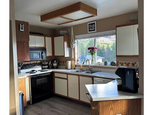 507 Cala Dr, Gold River, BC - Indoor Photo Showing Kitchen With Double Sink