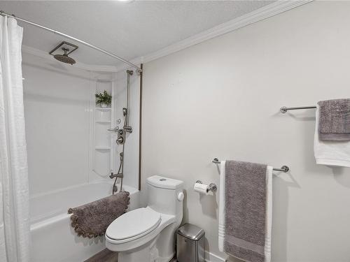 105-3555 Outrigger Rd, Nanoose Bay, BC - Indoor Photo Showing Bathroom