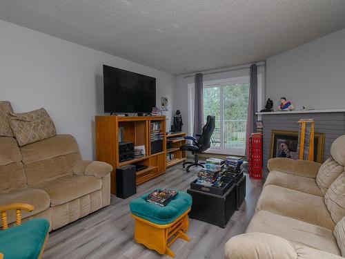 306-3270 Ross Rd, Nanaimo, BC - Indoor Photo Showing Living Room With Fireplace