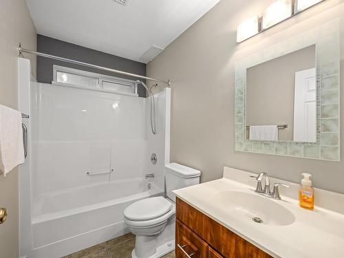 B-631 11Th St, Courtenay, BC - Indoor Photo Showing Bathroom