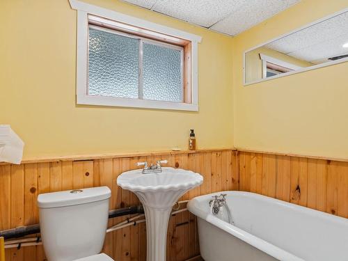 754 7Th Ave, Campbell River, BC - Indoor Photo Showing Bathroom