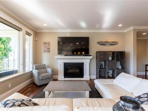 375 Point Ideal Dr, Lake Cowichan, BC - Indoor Photo Showing Living Room With Fireplace