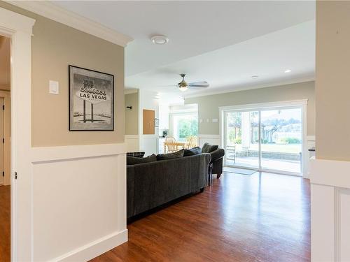 375 Point Ideal Dr, Lake Cowichan, BC - Indoor Photo Showing Living Room