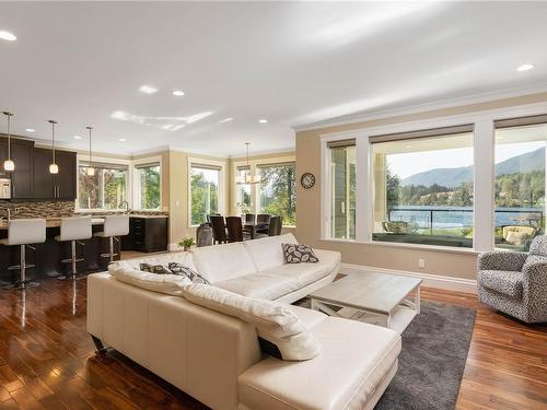 375 Point Ideal Dr, Lake Cowichan, BC - Indoor Photo Showing Living Room