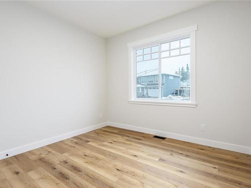 3406 Nikkei Pl, Cumberland, BC - Indoor Photo Showing Other Room