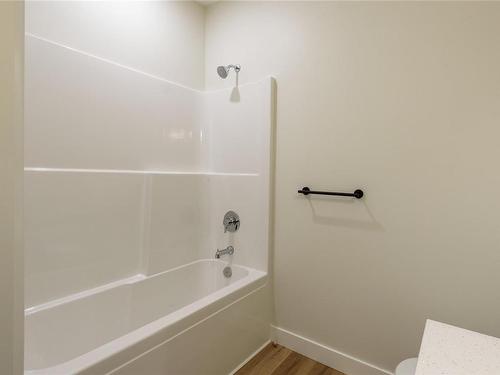 3406 Nikkei Pl, Cumberland, BC - Indoor Photo Showing Bathroom