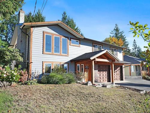 680 Totem Cres, Comox, BC - Indoor Photo Showing Living Room With Fireplace