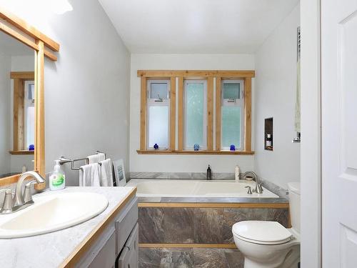 680 Totem Cres, Comox, BC - Indoor Photo Showing Bathroom