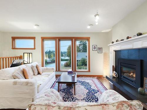680 Totem Cres, Comox, BC - Indoor Photo Showing Living Room With Fireplace