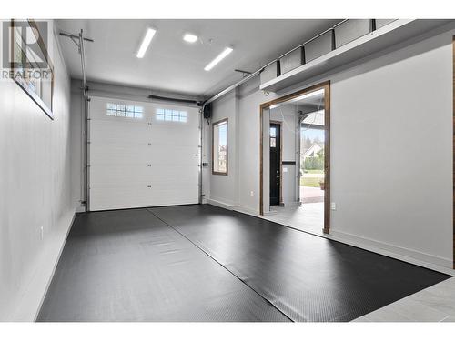 514 Cedar Street, Sicamous, BC - Indoor Photo Showing Garage