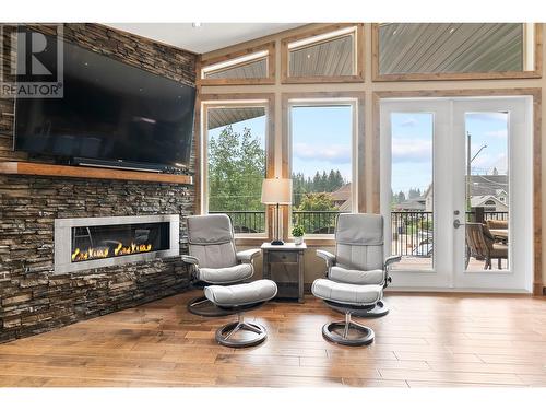 514 Cedar Street, Sicamous, BC - Indoor Photo Showing Living Room With Fireplace