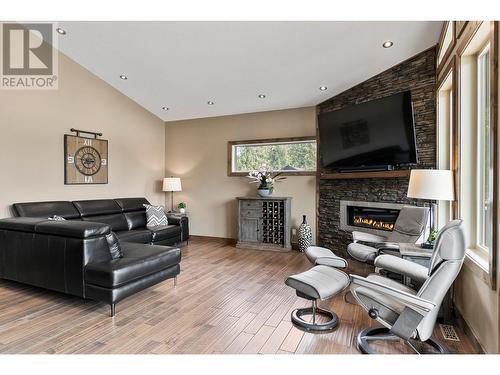 514 Cedar Street, Sicamous, BC - Indoor Photo Showing Living Room With Fireplace