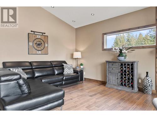 514 Cedar Street, Sicamous, BC - Indoor Photo Showing Living Room