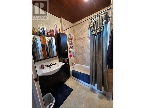 2959 Seaman Road, Falkland, BC - Indoor Photo Showing Bathroom