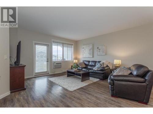 3733 Casorso Road Unit# 418, Kelowna, BC - Indoor Photo Showing Living Room