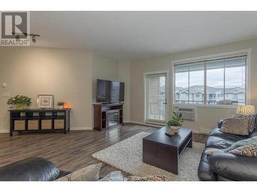 3733 Casorso Road Unit# 418, Kelowna, BC - Indoor Photo Showing Living Room