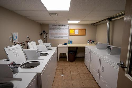 203 - 880 Wordsworth Avenue, Warfield, BC - Indoor Photo Showing Laundry Room