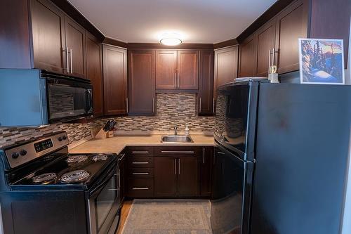 203 - 880 Wordsworth Avenue, Warfield, BC - Indoor Photo Showing Kitchen