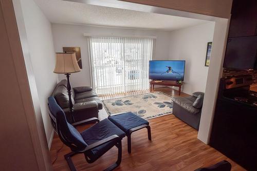 203 - 880 Wordsworth Avenue, Warfield, BC - Indoor Photo Showing Living Room