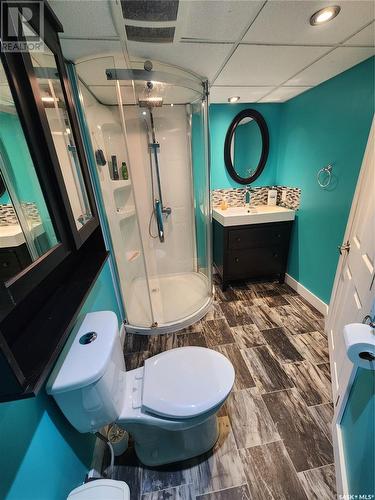 11 9Th Street, Weyburn, SK - Indoor Photo Showing Bathroom