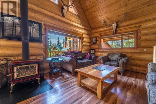 4730 Pine Ridge Way, Logan Lake, BC - Indoor Photo Showing Living Room