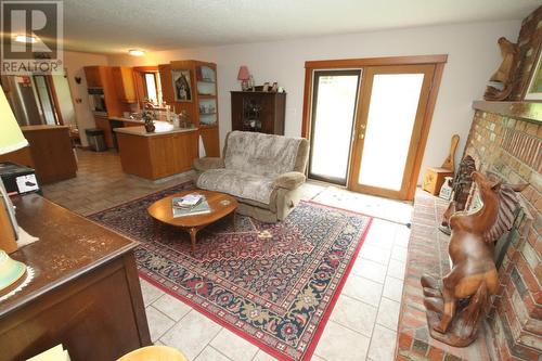 4301 Mclean Creek Road, Okanagan Falls, BC - Indoor Photo Showing Living Room