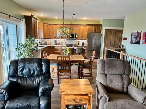 738 Hawkview Drive, Creston, BC - Indoor Photo Showing Living Room