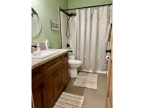 738 Hawkview Drive, Creston, BC - Indoor Photo Showing Bathroom