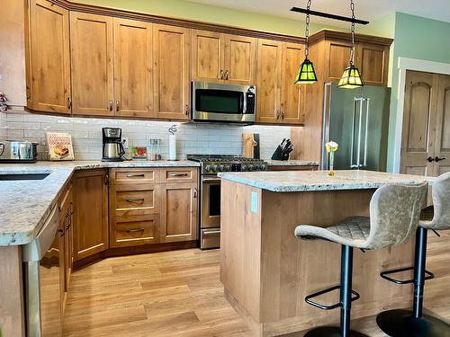 738 Hawkview Drive, Creston, BC - Indoor Photo Showing Kitchen