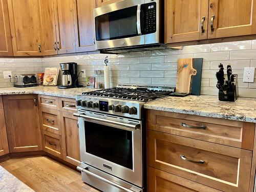 738 Hawkview Drive, Creston, BC - Indoor Photo Showing Kitchen With Upgraded Kitchen