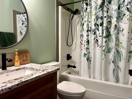 738 Hawkview Drive, Creston, BC - Indoor Photo Showing Bathroom