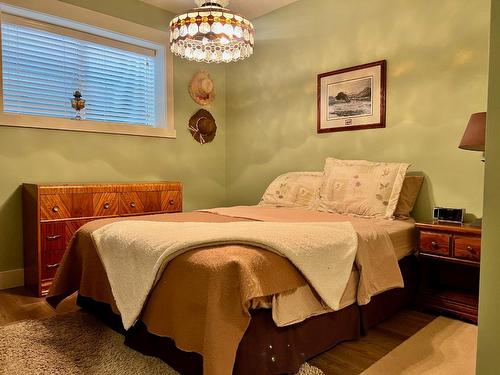 738 Hawkview Drive, Creston, BC - Indoor Photo Showing Bedroom