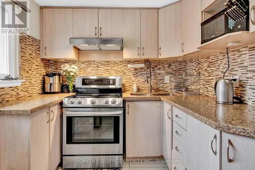 25 Briar Path, Brampton, ON - Indoor Photo Showing Kitchen With Upgraded Kitchen