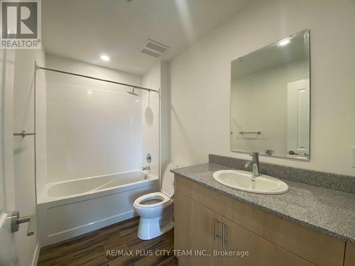 605 - 1098 Paisley Road, Guelph, ON - Indoor Photo Showing Bathroom