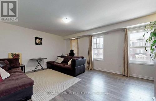2761 Sapphire Dr, Pickering, ON - Indoor Photo Showing Living Room