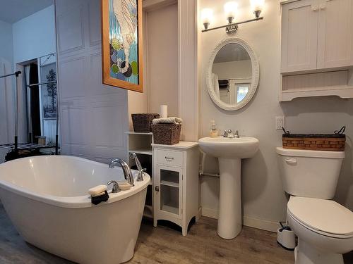 1144 73Rd Avenue, Grand Forks, BC - Indoor Photo Showing Bathroom