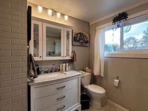 1144 73Rd Avenue, Grand Forks, BC - Indoor Photo Showing Bathroom