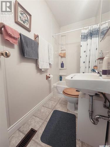 660 3Rd Avenue W, Melville, SK - Indoor Photo Showing Bathroom