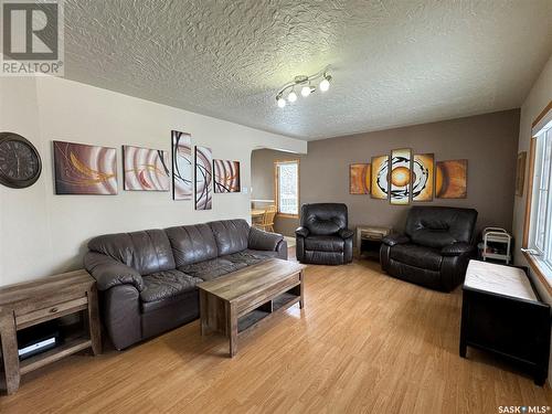 214 4Th Avenue W, Biggar, SK - Indoor Photo Showing Living Room