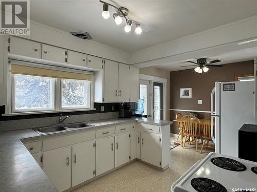 214 4Th Avenue W, Biggar, SK - Indoor Photo Showing Kitchen With Double Sink