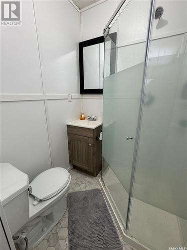 214 4Th Avenue W, Biggar, SK - Indoor Photo Showing Bathroom