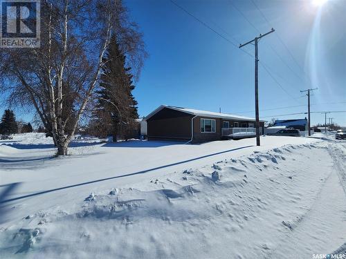 573 8Th Avenue W, Melville, SK - Outdoor