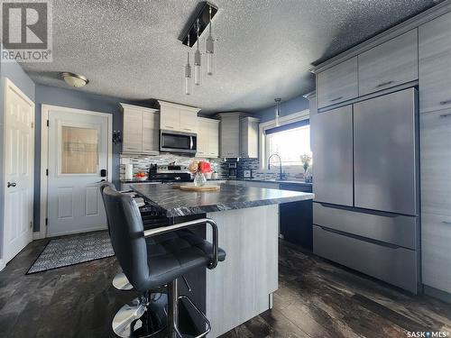 573 8Th Avenue W, Melville, SK - Indoor Photo Showing Kitchen