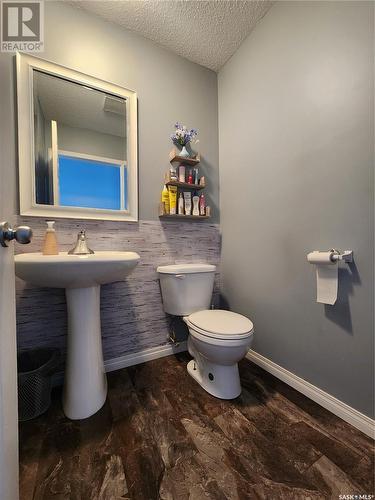 573 8Th Avenue W, Melville, SK - Indoor Photo Showing Bathroom