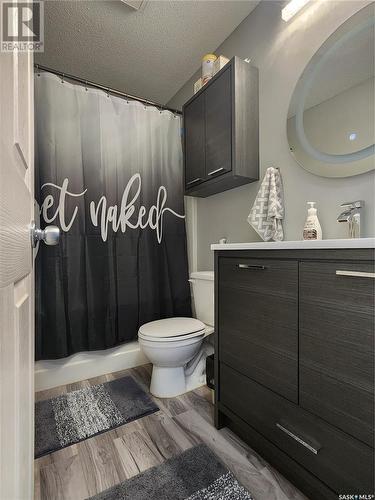 573 8Th Avenue W, Melville, SK - Indoor Photo Showing Bathroom