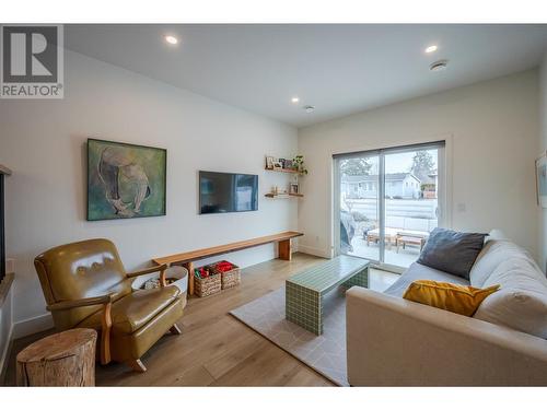 330 Douglas Avenue Unit# 101, Penticton, BC - Indoor Photo Showing Living Room