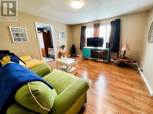 9033 Elwood Drive, Dawson Creek, BC - Indoor Photo Showing Living Room